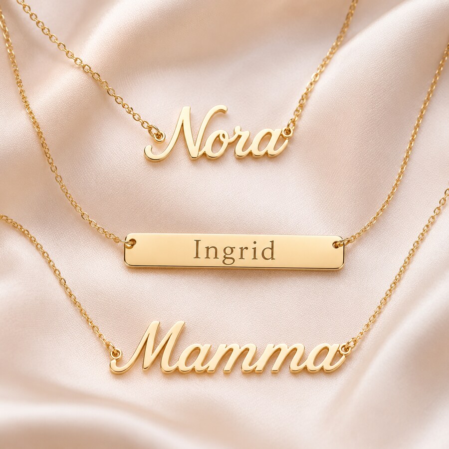 Personlige navnesmykker i gull med Nora, Ingrid og Mamma